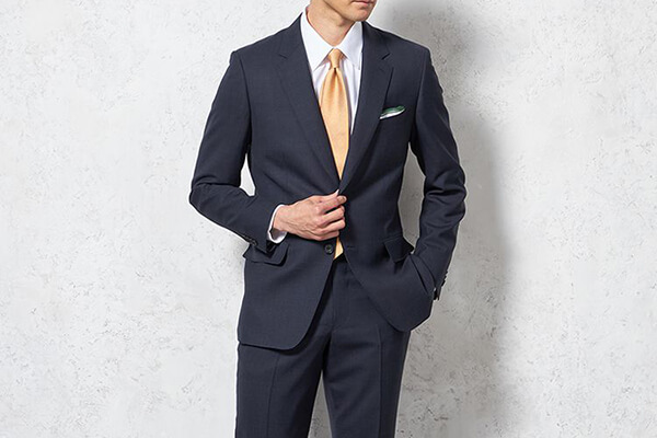 汎用性が高いネイビースーツを使った結婚式コーデ