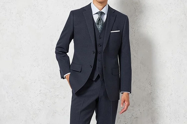 サックスブルーのシャツを使った万能な結婚式コーデ