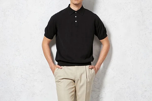 ニットポロシャツを使った夏のオフィスカジュアルコーデ