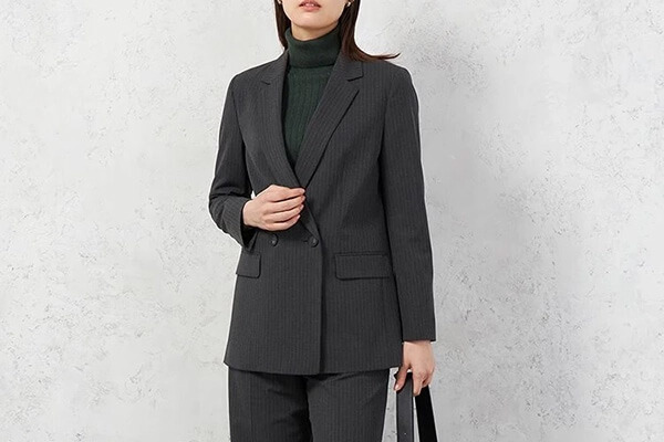 ダークグリーンのタートルネックニットを使ったレディースコーデ