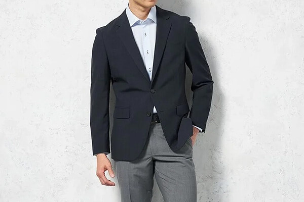 ジャケパンスタイルのオフィスカジュアルコーデ