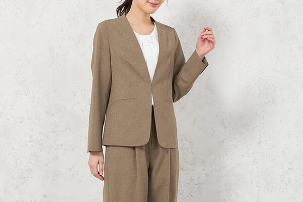 ノーカラージャケットを使ったレディースオフィスカジュアルコーデ