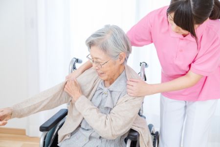 脱ぎ着がしやすく、体の動きを制限しないもの